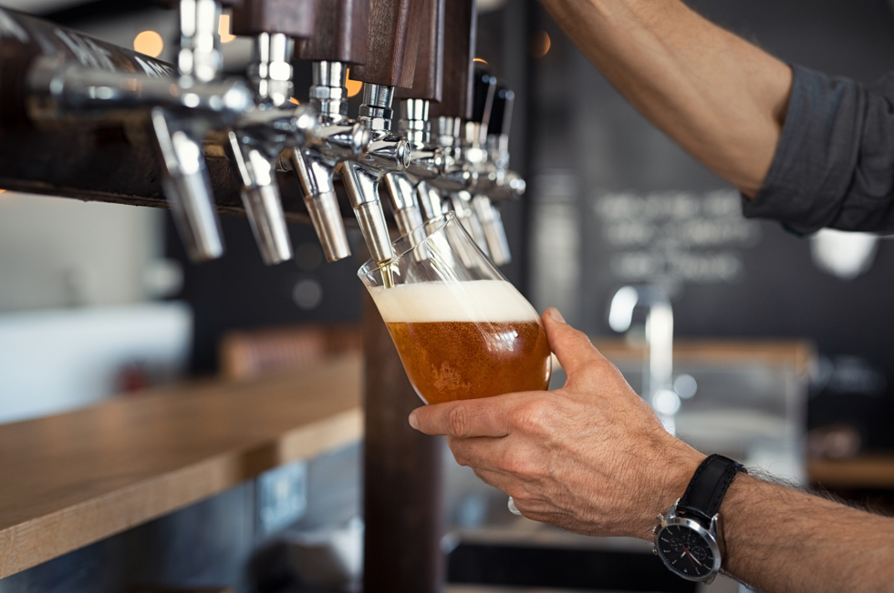 Bier zapfen Über Tradition, Technik, Genuss und Freundschaft